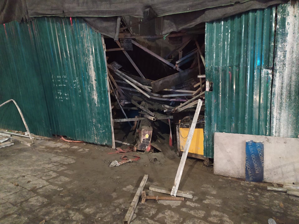 Hà Nội: Sập giàn giáo lúc rạng sáng, cảnh sát dùng cưa cứu người mắc kẹt trong đống đổ nát - 6