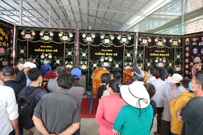 Tiếng khóc xé lòng ở nhà tang lễ sau vụ cháy 6 người chết: “Cho tôi nhìn mặt con cháu lần cuối - 2