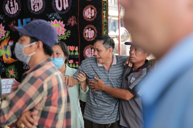 Tiếng khóc xé lòng ở nhà tang lễ sau vụ cháy 6 người chết: “Cho tôi nhìn mặt con cháu lần cuối - 5