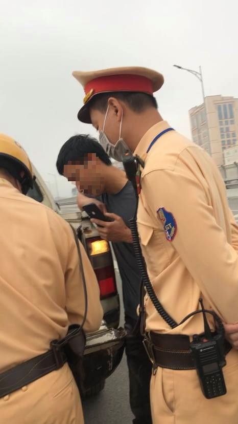 Xin bỏ qua lỗi vi phạm bất thành, tài xế rút điện thoại livestream “khoe thành tích” - 1