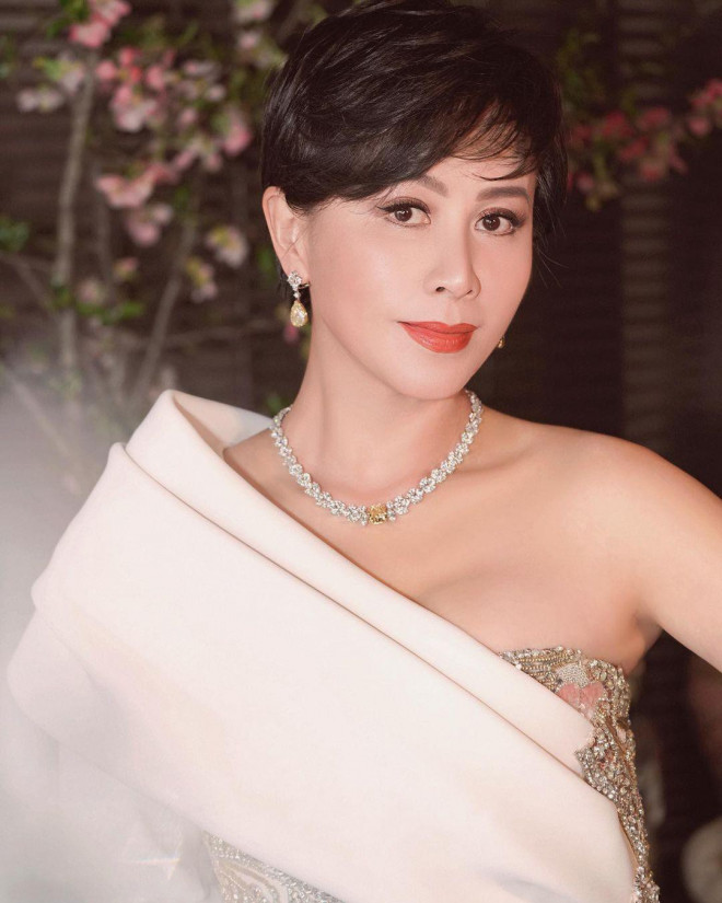 Sắc vóc U60 rực rỡ của 'nữ hoàng màn ảnh' Lưu Gia Linh - 14