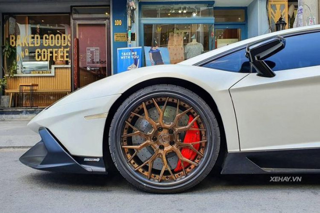 Hotgirl 9X chi tiền "khủng" mua siêu xe Lamborghini Aventador - 5