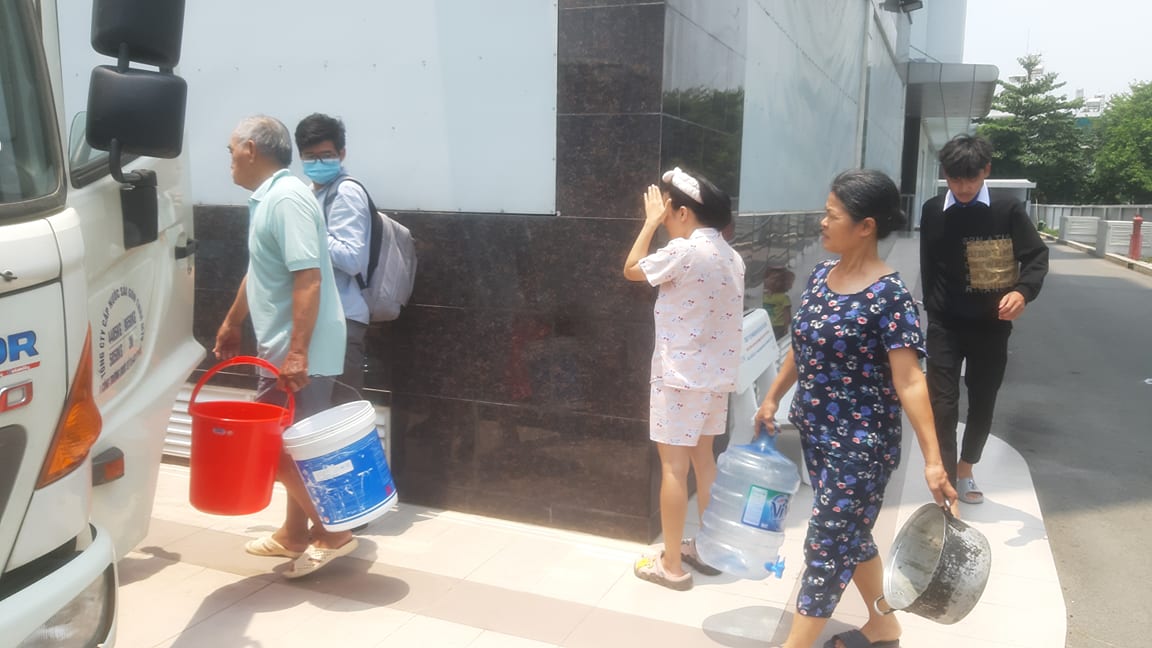4 ngày bị cúp nước, hàng nghìn người dân ở Sài Gòn khốn khổ vì nhà vệ sinh bốc mùi - 6