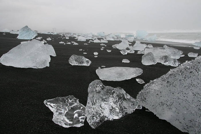 Bãi biển “kim cương” tuyệt đẹp ở Iceland - 1