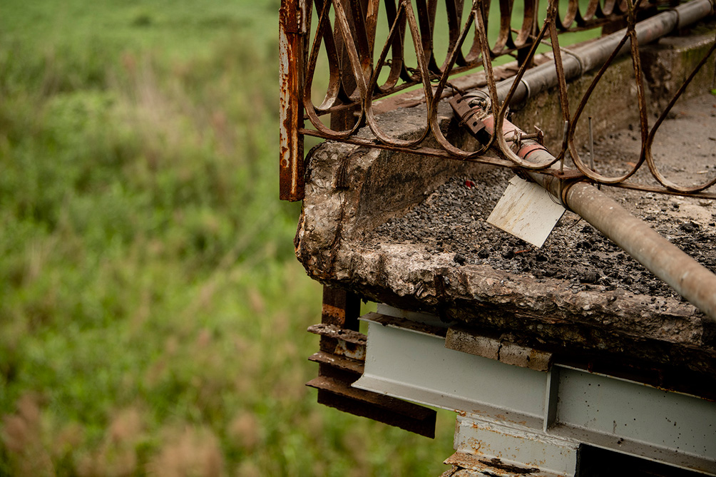 Cầu trăm tuổi ở Hà Nội thủng lỗ chỗ, dân "nín thở" đi qua - 10