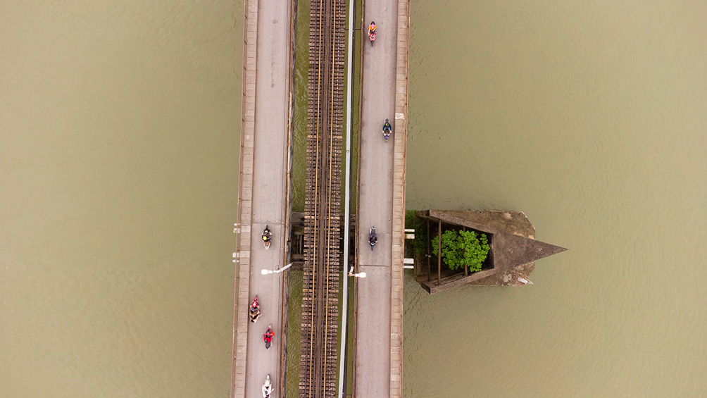 Cầu trăm tuổi ở Hà Nội thủng lỗ chỗ, dân "nín thở" đi qua - 12