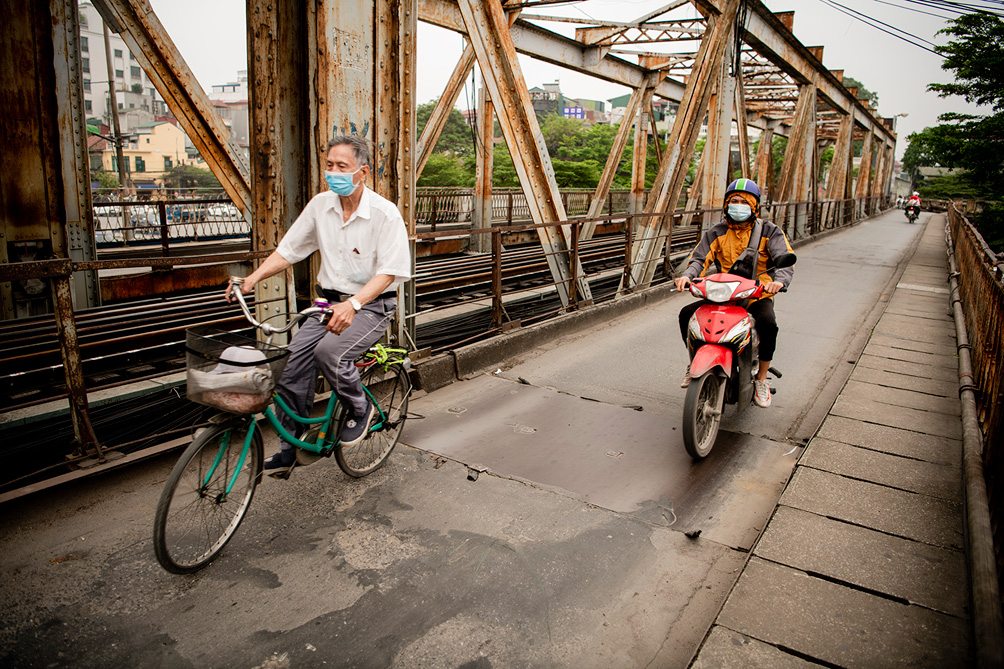 Cầu trăm tuổi ở Hà Nội thủng lỗ chỗ, dân "nín thở" đi qua - 14