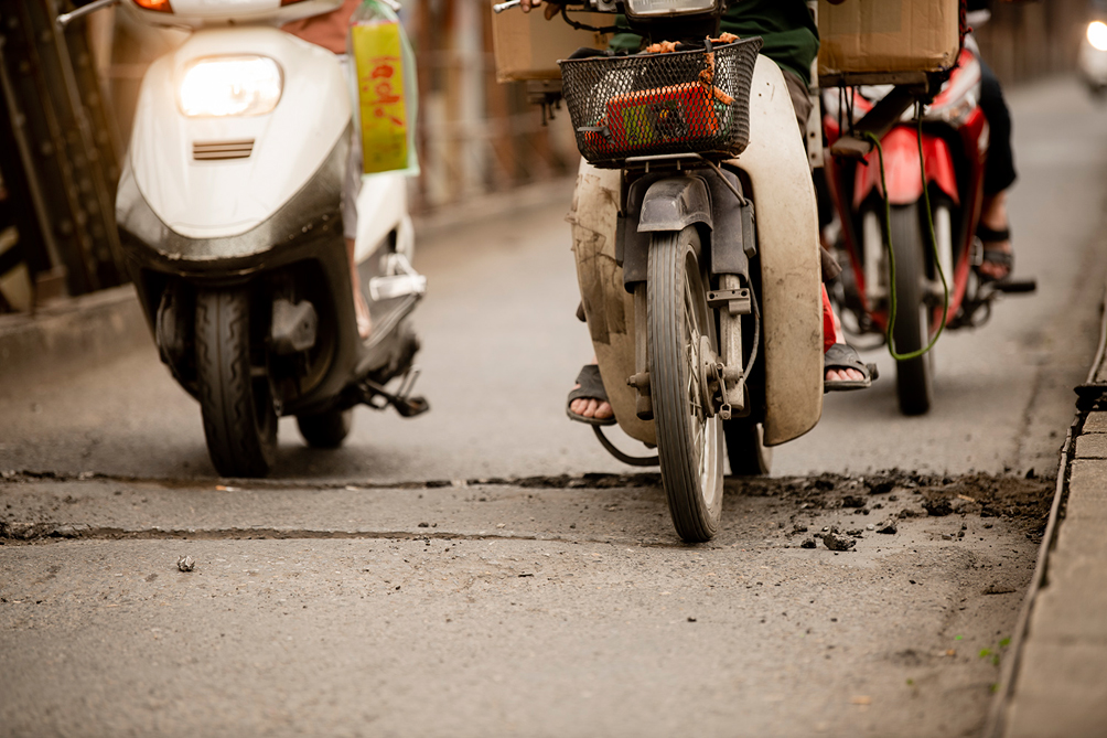 Cầu trăm tuổi ở Hà Nội thủng lỗ chỗ, dân "nín thở" đi qua - 13