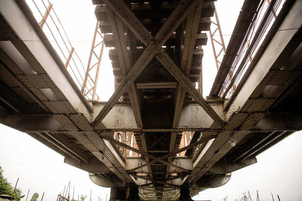 Cầu trăm tuổi ở Hà Nội thủng lỗ chỗ, dân "nín thở" đi qua - 16