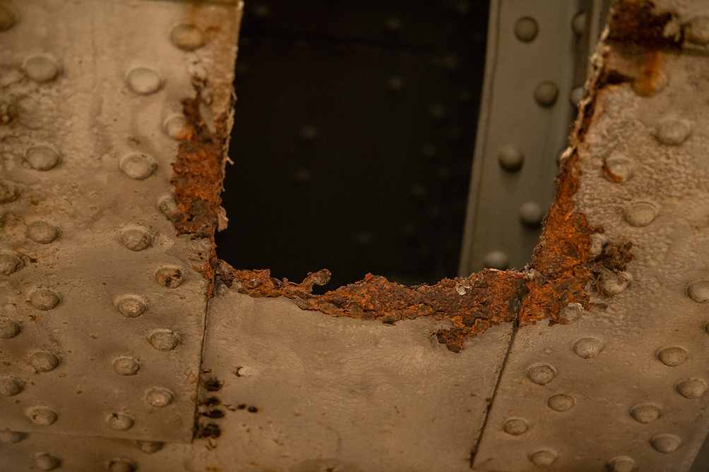 Cầu trăm tuổi ở Hà Nội thủng lỗ chỗ, dân "nín thở" đi qua - 15