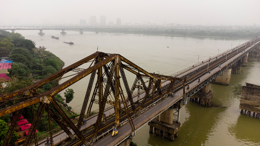 Cầu trăm tuổi ở Hà Nội thủng lỗ chỗ, dân "nín thở" đi qua - 2