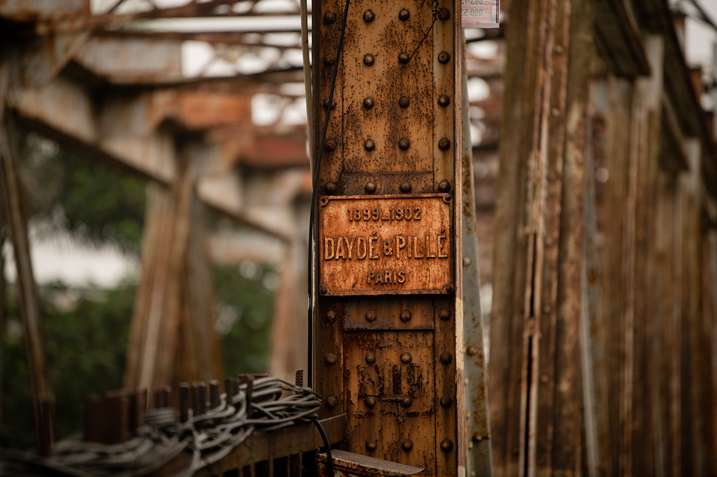 Cầu trăm tuổi ở Hà Nội thủng lỗ chỗ, dân "nín thở" đi qua - 3