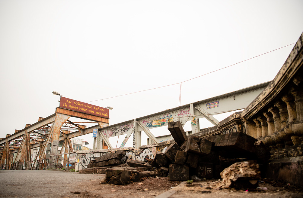 Cầu trăm tuổi ở Hà Nội thủng lỗ chỗ, dân "nín thở" đi qua - 4