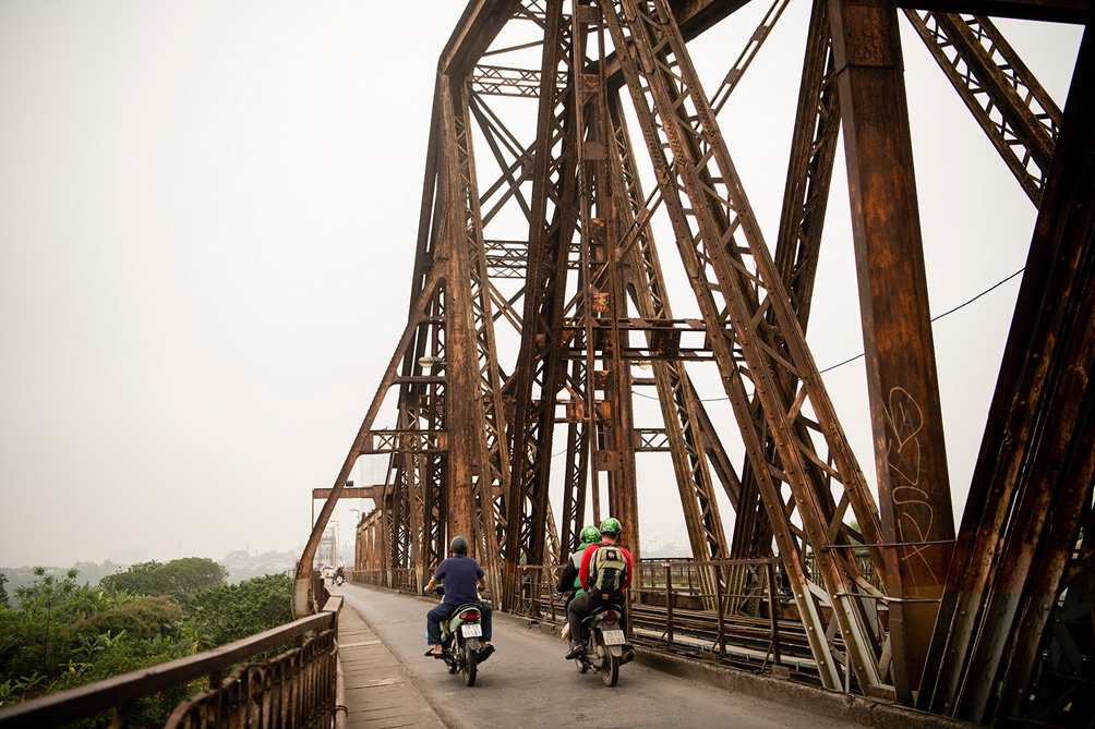 Cầu trăm tuổi ở Hà Nội thủng lỗ chỗ, dân "nín thở" đi qua - 5