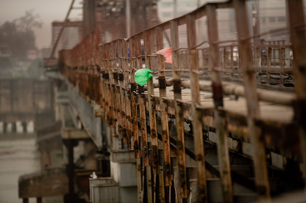 Cầu trăm tuổi ở Hà Nội thủng lỗ chỗ, dân "nín thở" đi qua - 6