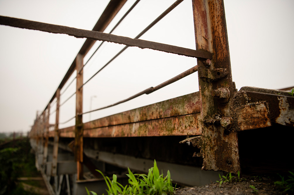 Cầu trăm tuổi ở Hà Nội thủng lỗ chỗ, dân "nín thở" đi qua - 7