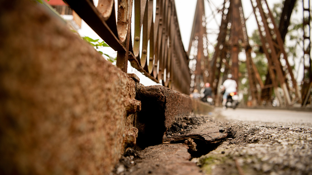 Cầu trăm tuổi ở Hà Nội thủng lỗ chỗ, dân "nín thở" đi qua - 8