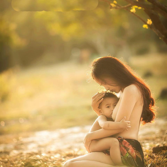 Bà mẹ Nha Trang - Huyền Trang từng nổi như cồn trên mạng xã hội năm 2015 với bộ ảnh ngực trần cho con bú. 
