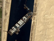 Tai vạ chờ đón thuyền trưởng và thủy thủ siêu tàu khổng lồ mắc kẹt ở kênh đào Suez?
