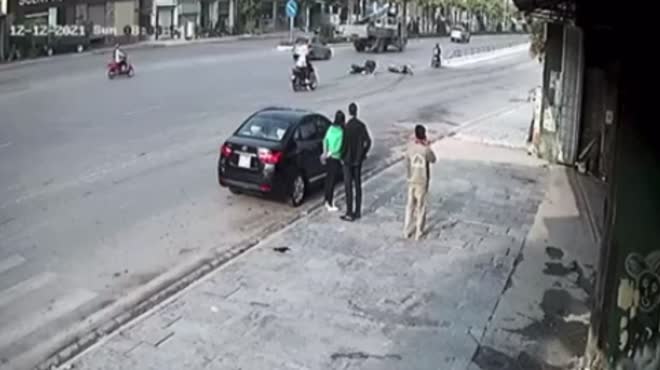Clip: Ô tô tạt đầu hất ngã 2 người đi xe máy rồi bỏ đi, tài xế bị cư dân mạng chỉ trích - 1