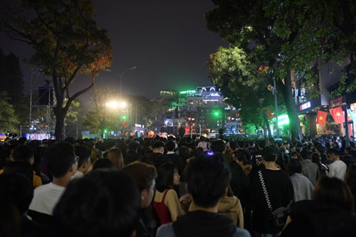 Những hình ảnh đón năm mới ở Hà Nội lúc trước và khi có dịch COVID-19 - 2