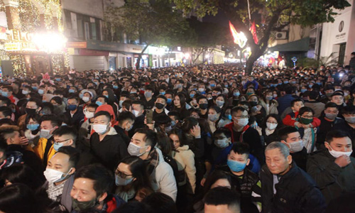 Những hình ảnh đón năm mới ở Hà Nội lúc trước và khi có dịch COVID-19 - 12