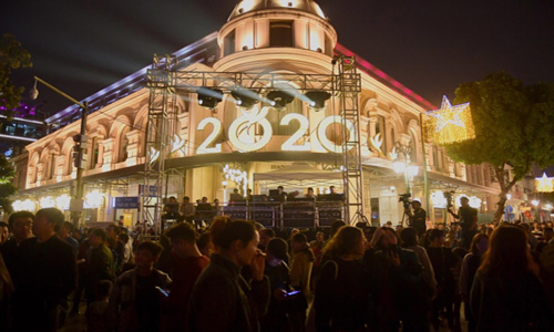 Những hình ảnh đón năm mới ở Hà Nội lúc trước và khi có dịch COVID-19 - 14