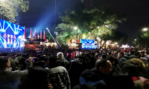 Những hình ảnh đón năm mới ở Hà Nội lúc trước và khi có dịch COVID-19 - 16