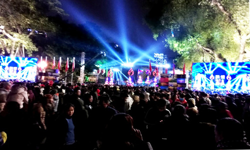 Những hình ảnh đón năm mới ở Hà Nội lúc trước và khi có dịch COVID-19 - 18