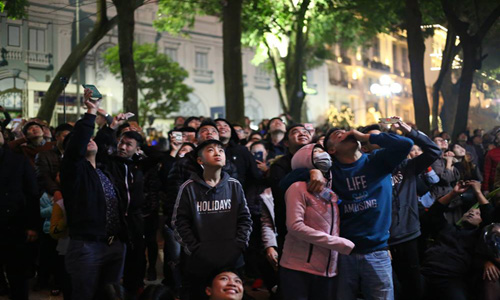 Những hình ảnh đón năm mới ở Hà Nội lúc trước và khi có dịch COVID-19 - 22