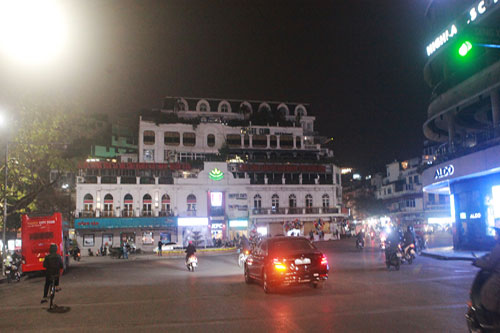 Những hình ảnh đón năm mới ở Hà Nội lúc trước và khi có dịch COVID-19 - 3