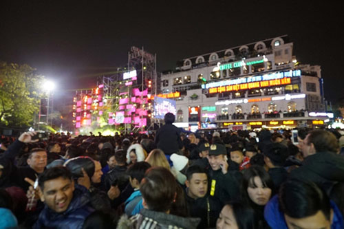 Những hình ảnh đón năm mới ở Hà Nội lúc trước và khi có dịch COVID-19 - 4