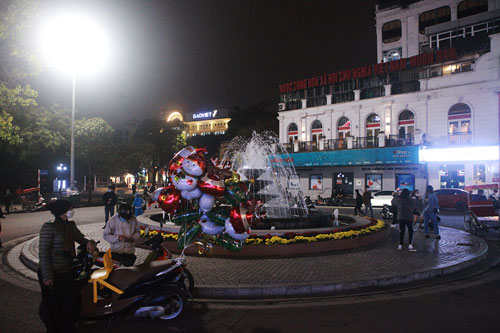 Những hình ảnh đón năm mới ở Hà Nội lúc trước và khi có dịch COVID-19 - 5