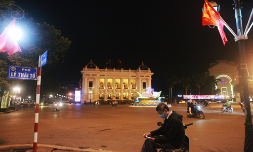 Những hình ảnh đón năm mới ở Hà Nội lúc trước và khi có dịch COVID-19 - 7