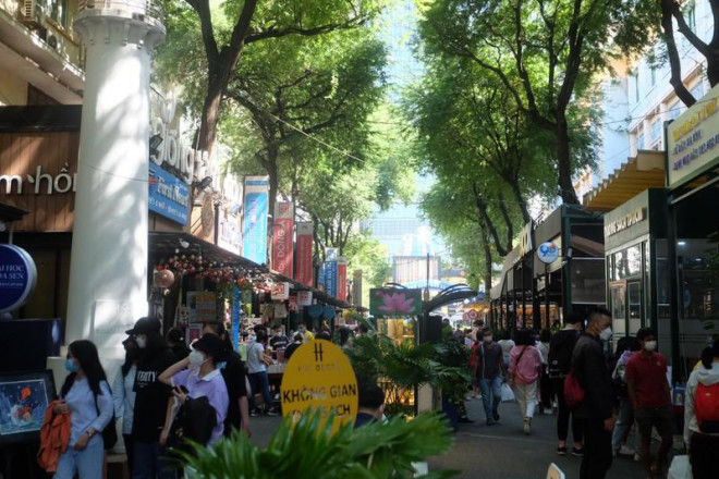Những ngày đầu năm mới 2022, người dân TP.HCM thong thả dạo chơi - 4