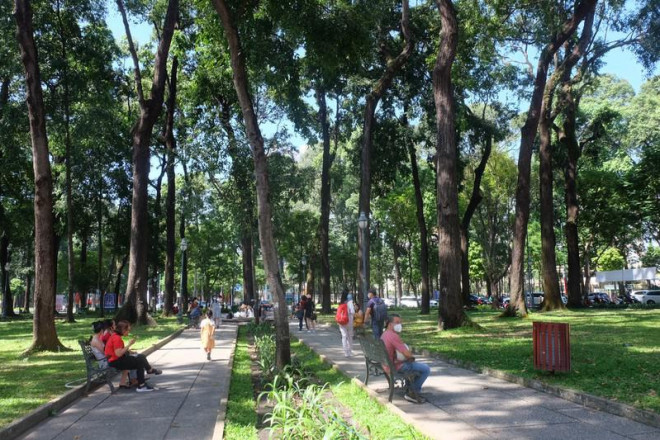Những ngày đầu năm mới 2022, người dân TP.HCM thong thả dạo chơi - 13