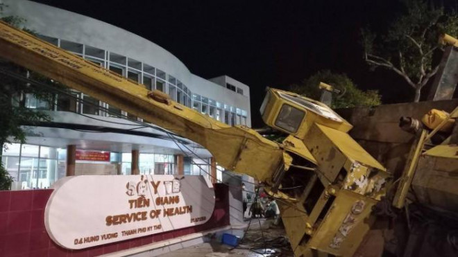 Cẩu bình oxy, cần cẩu lật ngang, lái và phụ xe may mắn thoát nạn - 1
