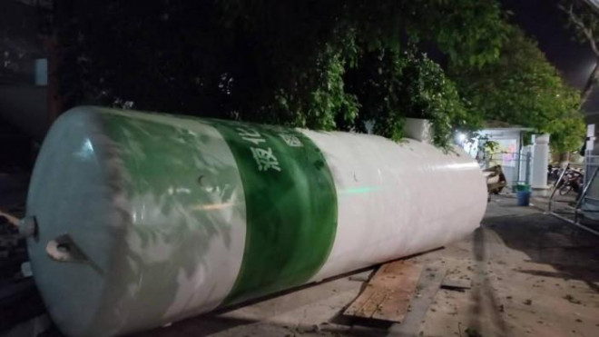 Cẩu bình oxy, cần cẩu lật ngang, lái và phụ xe may mắn thoát nạn - 2