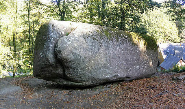 Kinh ngạc tảng đá nặng tới 137 tấn nhưng ai cũng di chuyển được nhờ 1 bí mật - 1