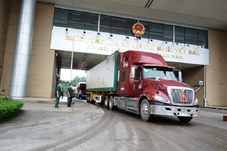 Thông quan 850 tấn hàng hóa tại cửa khẩu Lào Cai ngày đầu năm - 1