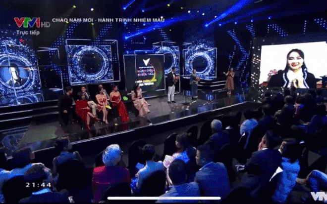 Sự cố gây tranh cãi trong giải VTV Awards: Hồng Diễm bị cắt sóng, Mạnh Trường phản ứng bất ngờ - 1