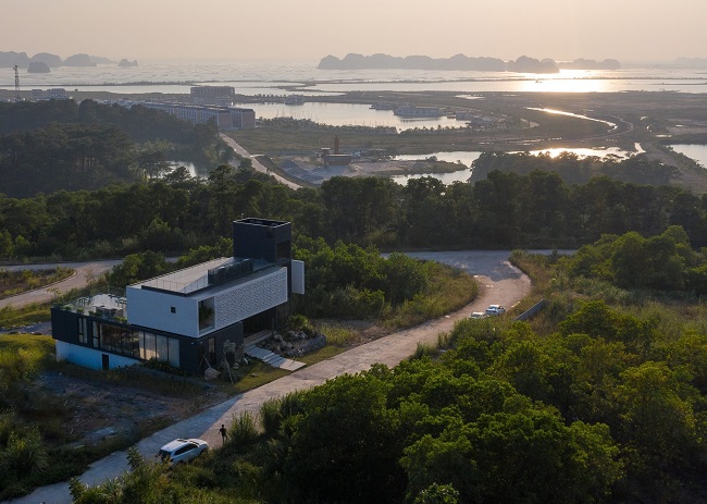 S-Hill Villa nằm trên sườn ngọn đồi trên đảo Tuần Châu, ngay phía trên cảng du thuyền. Khu đất xây dựng có diện tích 500m2, tầm nhìn rộng 270 độ, phóng tầm mắt ra cảnh quan tuyệt đẹp của vịnh Hạ Long phía xa.  (Ảnh: Idee architects)
