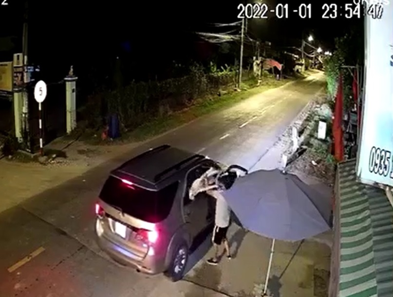 Clip: Nhóm “cẩu tặc” đi ô tô dùng súng điện bắn trộm chó chỉ trong 10 giây - 1