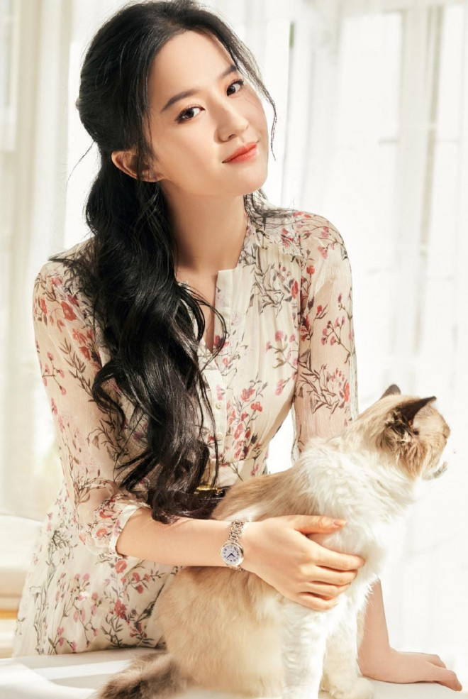 Lưu Diệc Phi gây 'bão' mạng xã hội đầu năm, U40 mà như nữ sinh đại học - 7