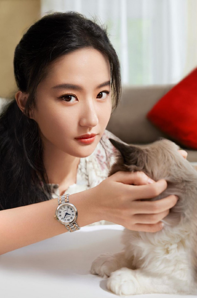 Lưu Diệc Phi gây 'bão' mạng xã hội đầu năm, U40 mà như nữ sinh đại học - 8