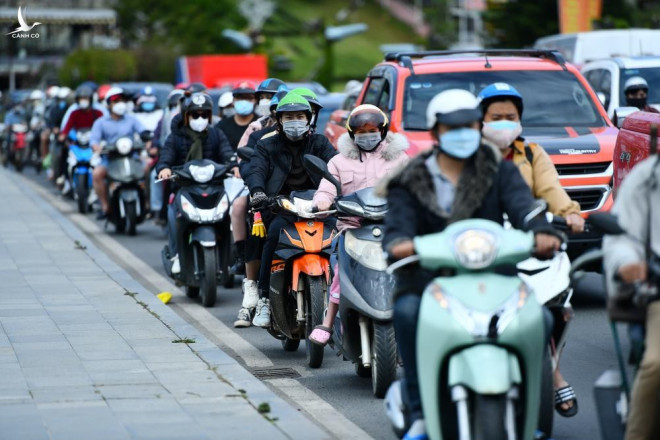 Bất chấp dịch bùng phát, nhiều địa điểm du lịch đông nghẹt khách dịp Tết dương lịch 2022 - 3