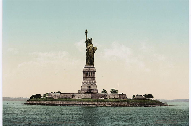 Tượng Nữ thần Tự do, New York, Mỹ: Khi tượng Nữ thần Tự do lần đầu tiên được dựng lên vào năm 1886, nó thực sự có màu nâu. Bạn có thể thấy nó trông như thế nào ban đầu trong bức ảnh này từ đầu thế kỷ 20.
