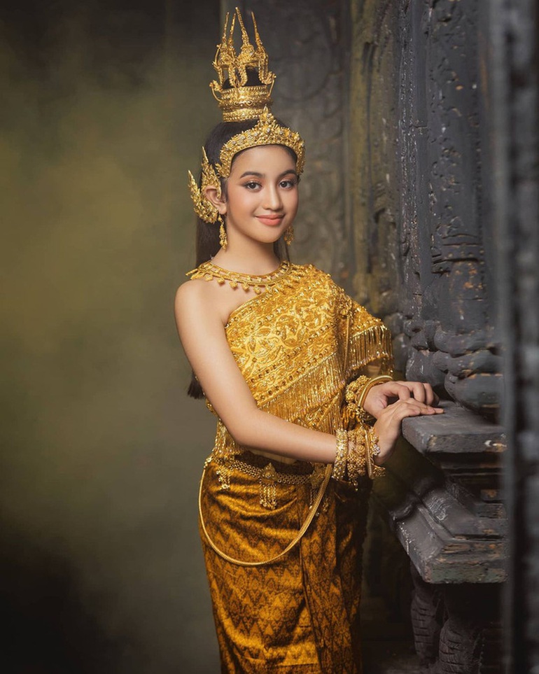 Công chúa Campuchia 11 tuổi đã có hơn 2 triệu fan vì vẻ đẹp lai Tây cuốn hút - 1