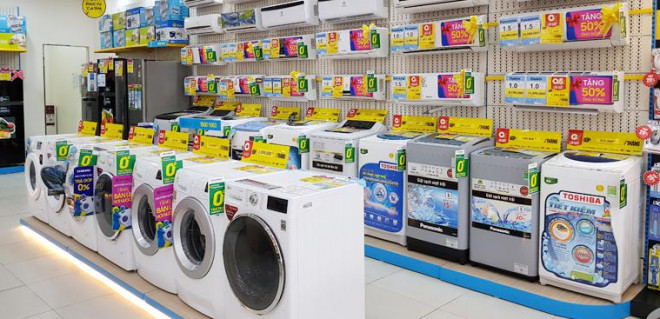 Ồ ạt hạ giá do kinh doanh khó khăn, siêu thị điện máy vẫn điêu đứng - 1