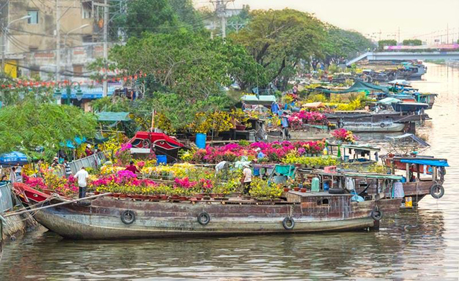 Thành phố Hồ Chí Minh, Việt Nam: Đón năm mới với du thuyền trên sông Sài Gòn là cách hoàn hảo để chiêm ngưỡng màn bắn pháo hoa nổi tiếng của thành phố ngay gần Tháp Bitexo mà không cần phải hòa mình vào dòng người đông đúc ở trung tâm thành phố. 
